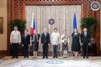 Lao Ambassador Presents Credentials to Philippine President